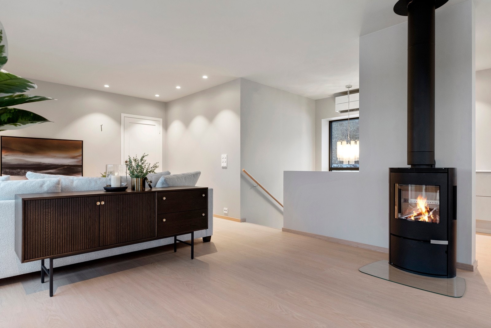 Romslig stue med god plass for flere sittegrupper. Galleribilde