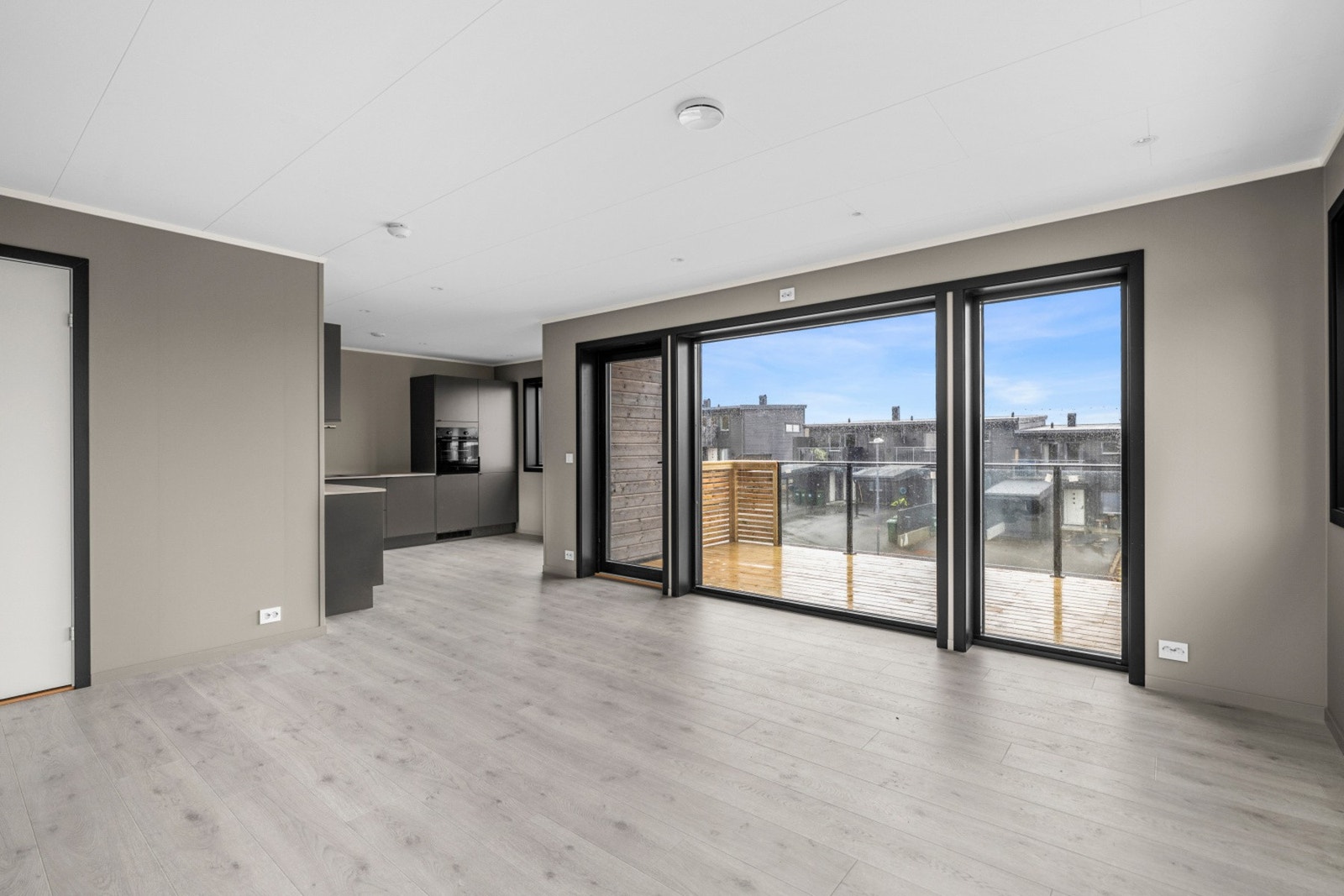 Åpen stue/kjøkken løsningen som gir en luftig følelse Galleribilde