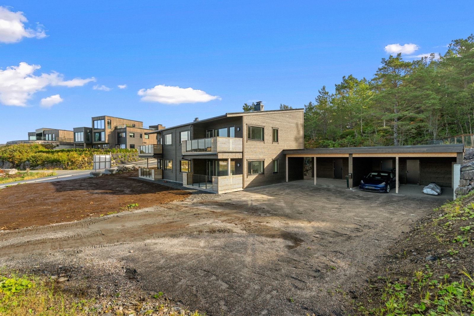 Her bor du i solrike og naturskjønne omgivelser, med kort vei til dagligvarebutikk, flotte fri- og turområder, skole og barnehage. Galleribilde
