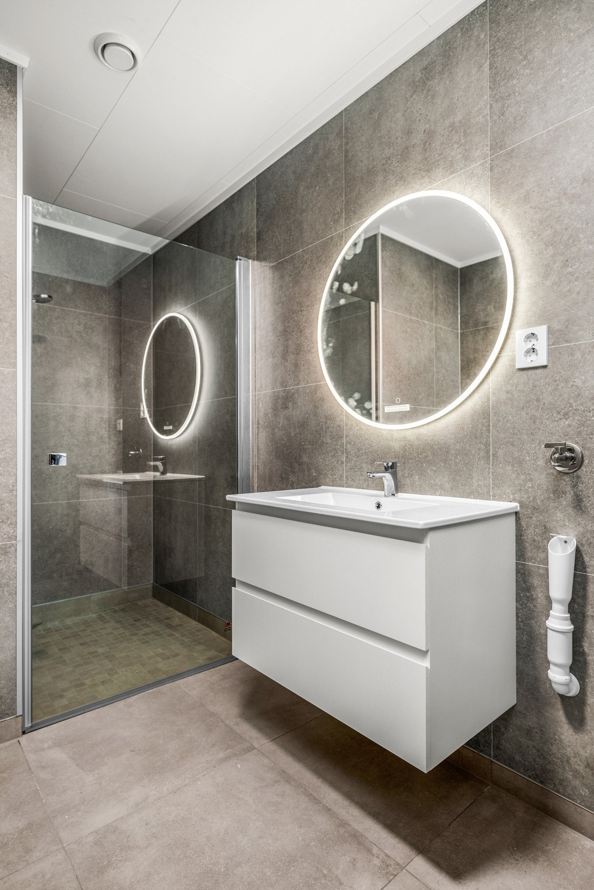 Gulv og vegger er flislagt. Rommet har elektriske varmekabler. Galleribilde