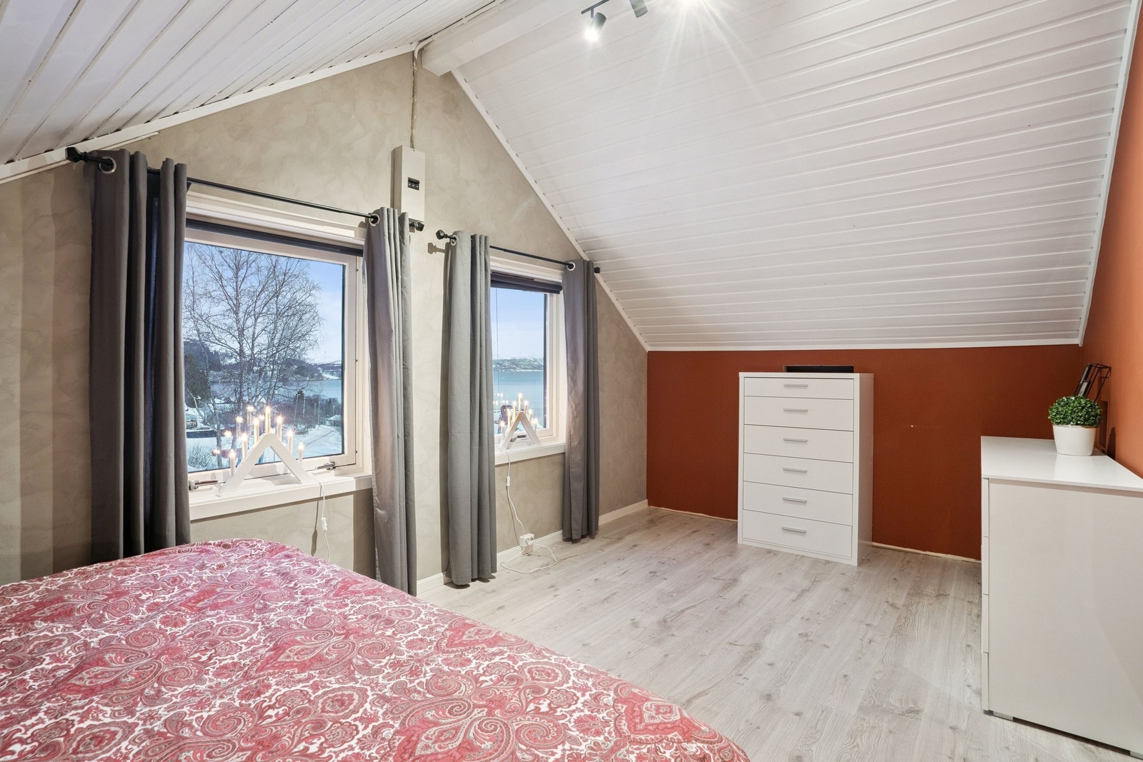 Hovedsoverommet har god størrelse med plass til oppbevaring Galleribilde