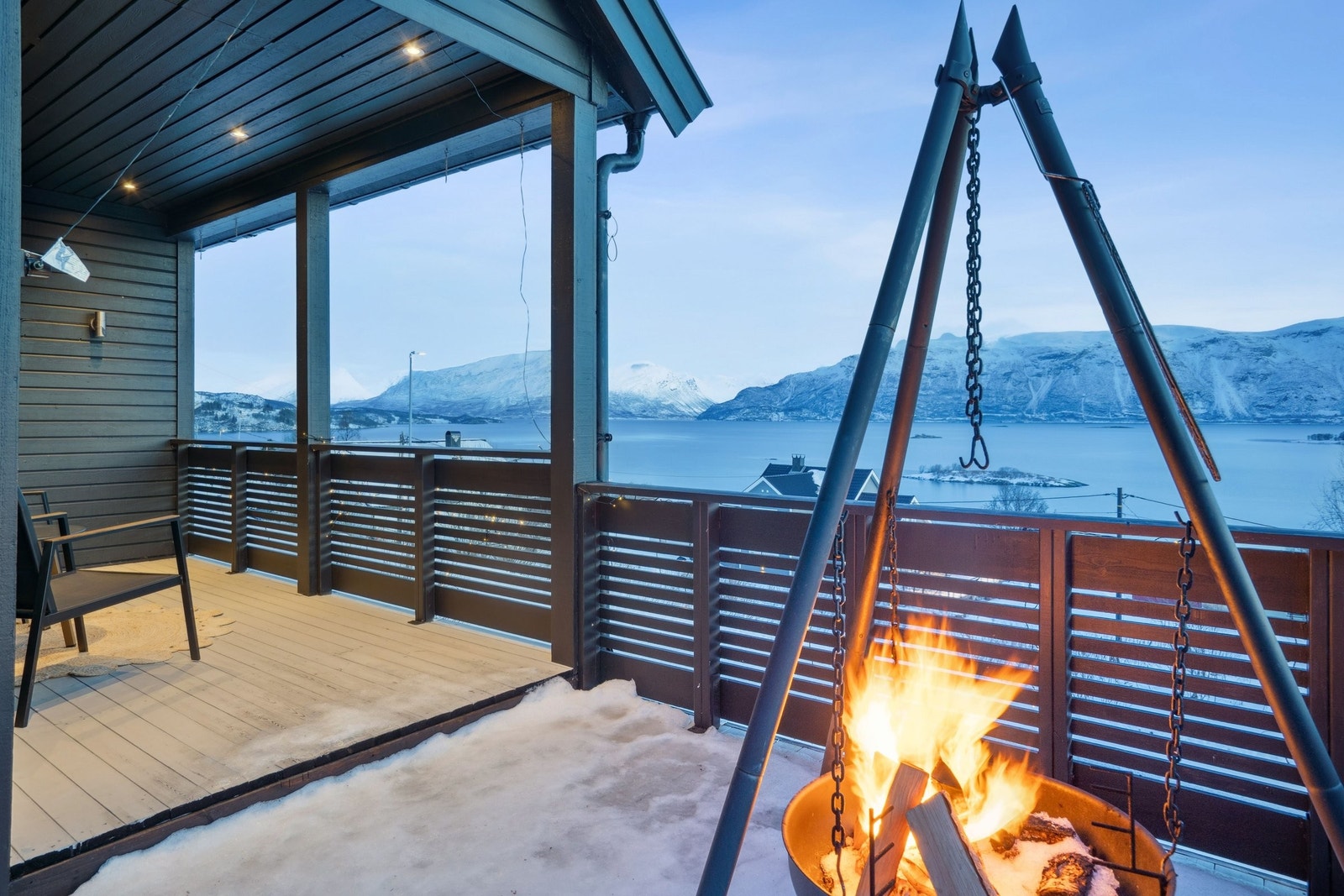 Bålhygge på verandaen med fantastisk utsikt Galleribilde