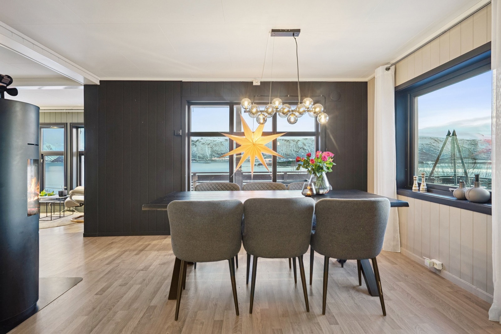 Hyggelig spiseplass med utsikt i 2 retninger og godt med naturlig lys fra store vindusflater Galleribilde