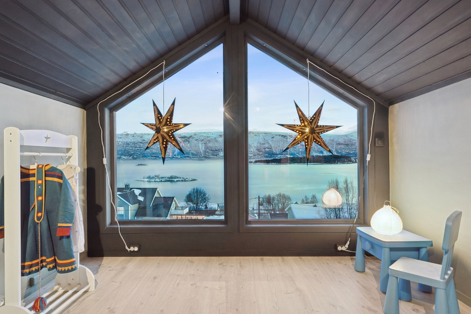 Utsikt fra loftstue, eller kanskje et fjerde soverom? Galleribilde