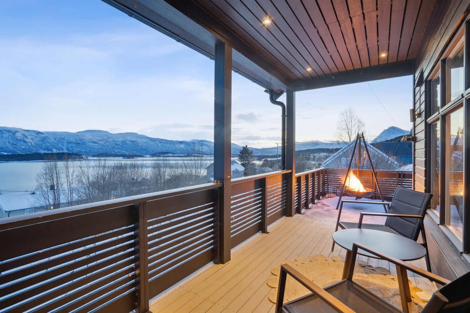 Utsikt fra verandadør og uteplass Galleribilde