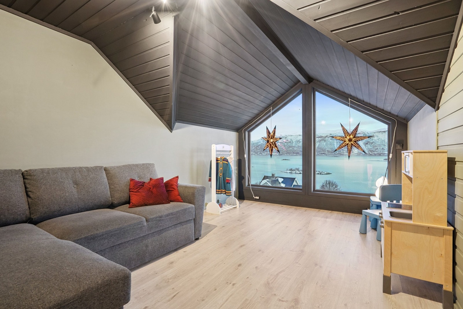 Store vindusflater på loftstuen. Her har du mulighet til å innrede etter behov. Tv-stue, kontor, soverom? Galleribilde