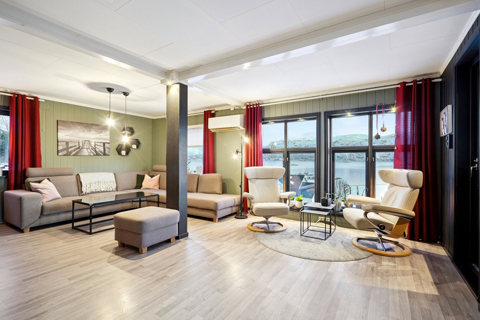 Store vinduer gir masse naturlig lys og fantastisk utsikt Galleribilde