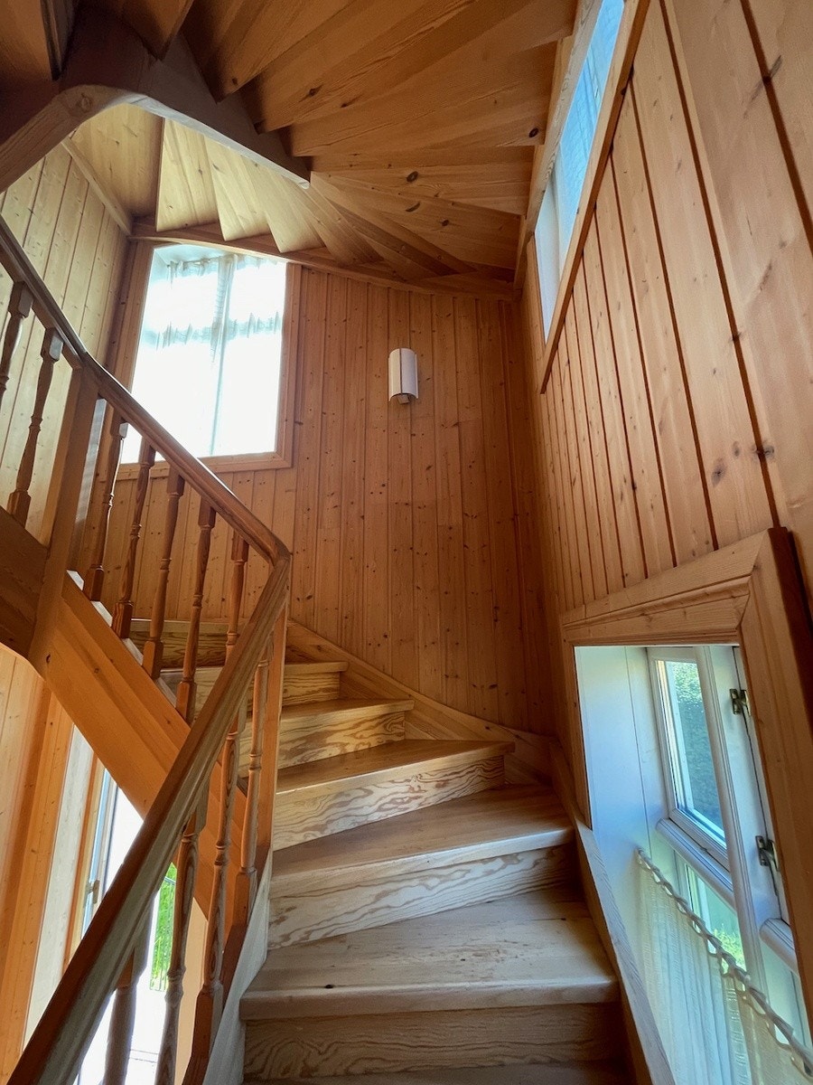 Lyst og romslig trapperom Galleribilde