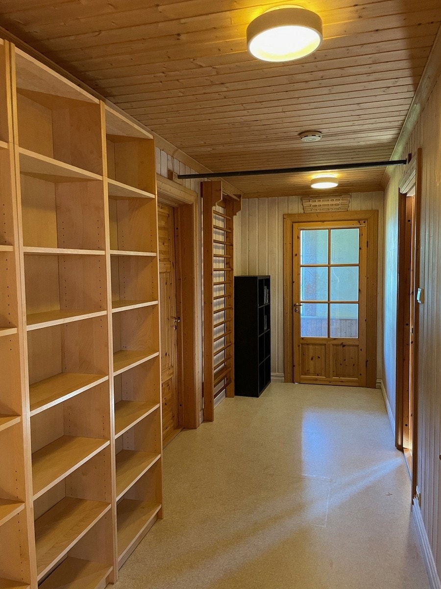 Korridor i 2. etasje. Rommet ligger til høyre. Pull-up-stang, ribbevegg og grip-board til fri anvendelse. Galleribilde