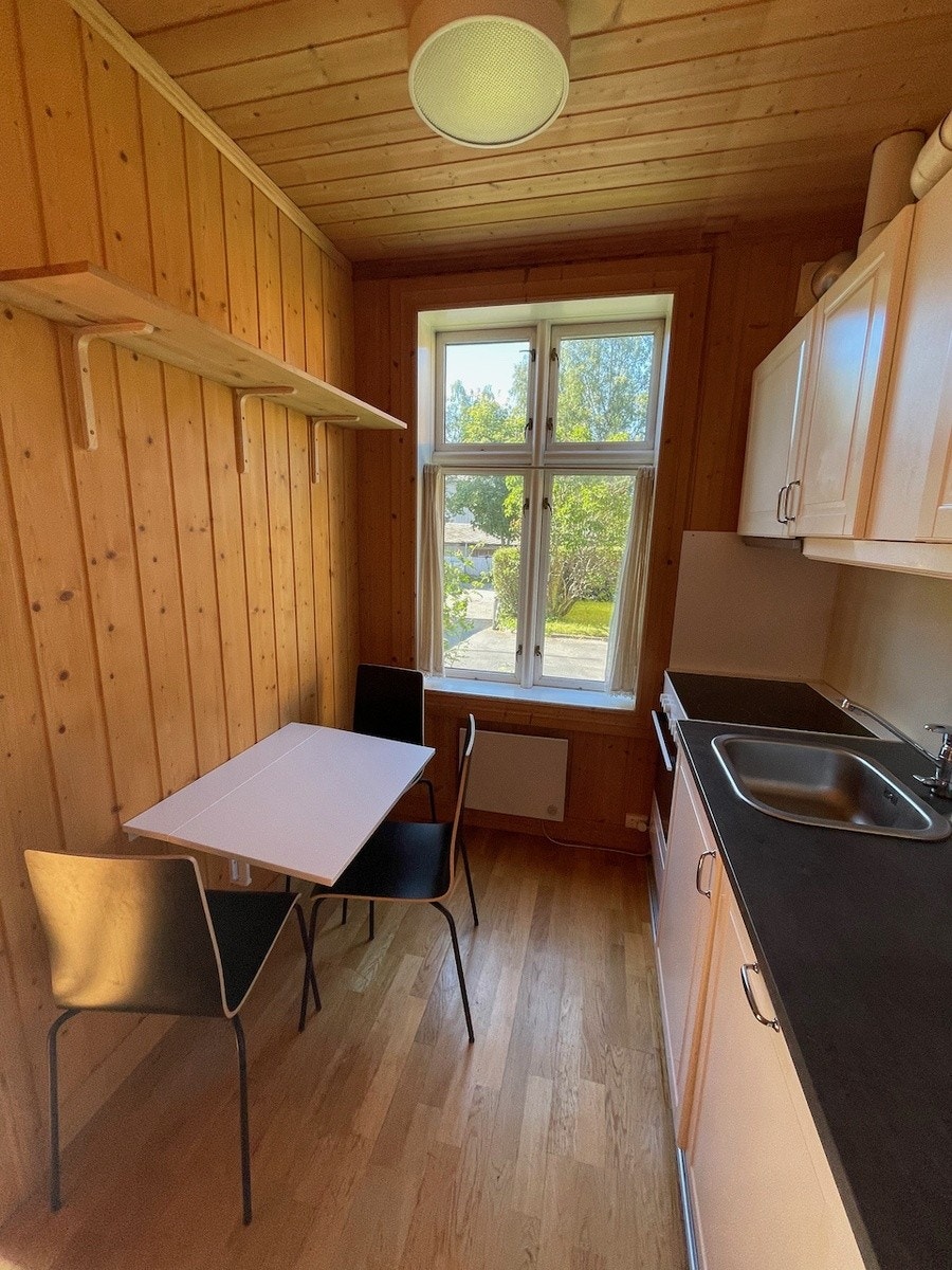 Kjøkken 2. (Bordet kan klappes sammen.) Galleribilde