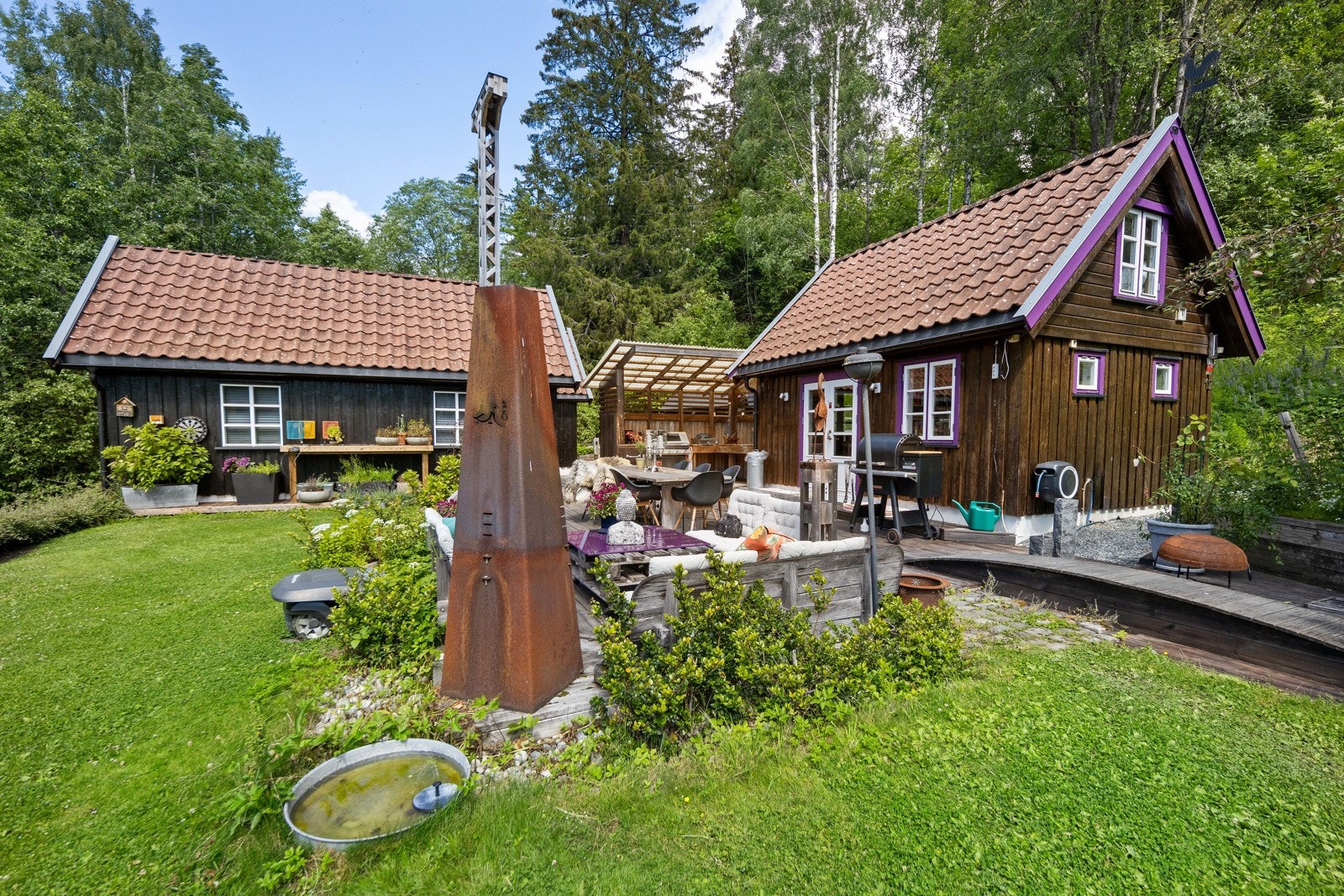 På eiendommen er det flere hyggelige uteplasser med god plass til flere sittegrupper. Her er det også utekjøkken og tre pergolaer. Galleribilde