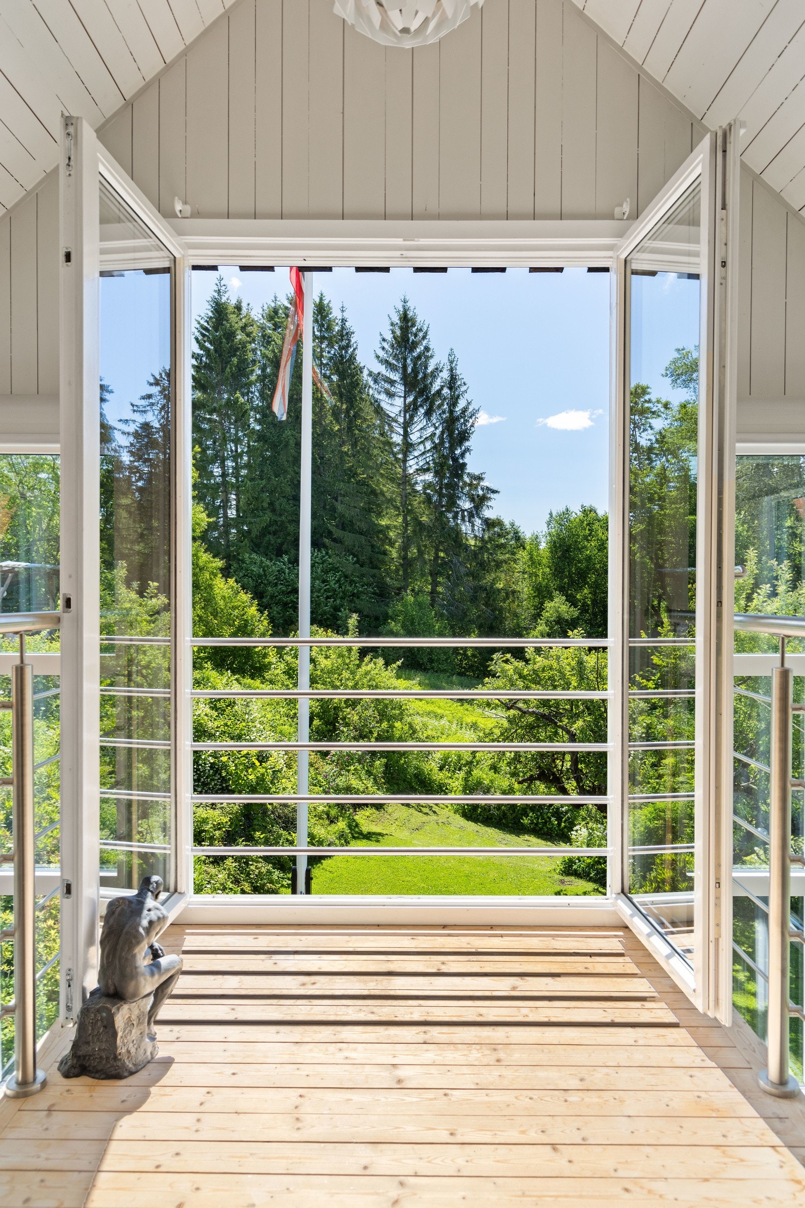 Fra kontorrom i andre etasje er det doble dører til fransk balkong. kontoret var tidligere et soverom. Galleribilde