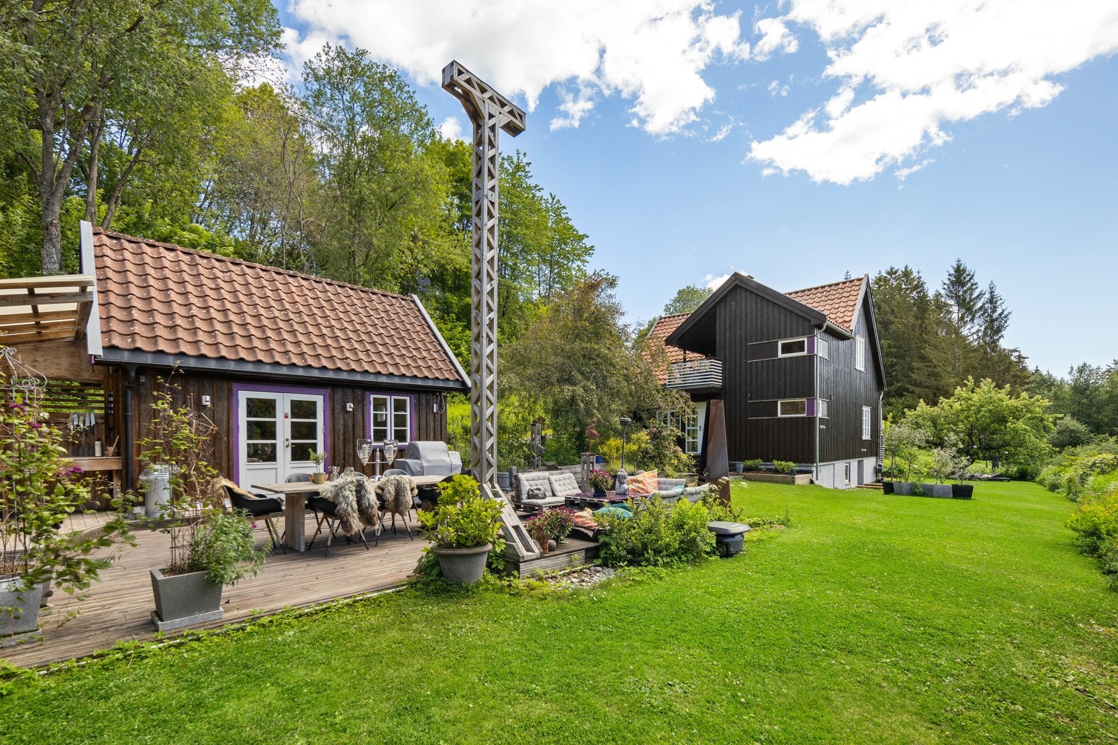 Eiendommen inneholder: hovedhus, anneks, garasje, garasje, og bod/uthus. Galleribilde