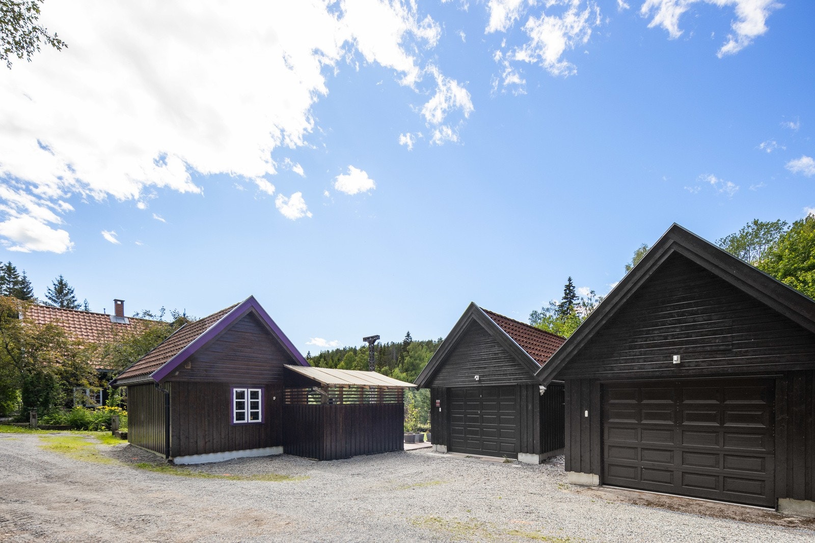 To garasjer i tillegg til god biloppstillingsplass i egen gårdsplass. Galleribilde