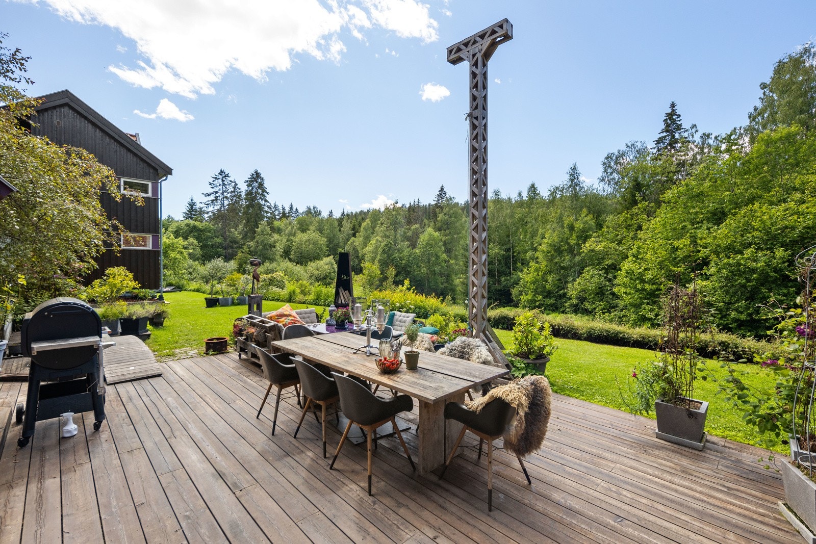 Eiendommen egner seg godt til store selskaper utendørs sommer som vinter med uteservering og fyr i peisen. Galleribilde
