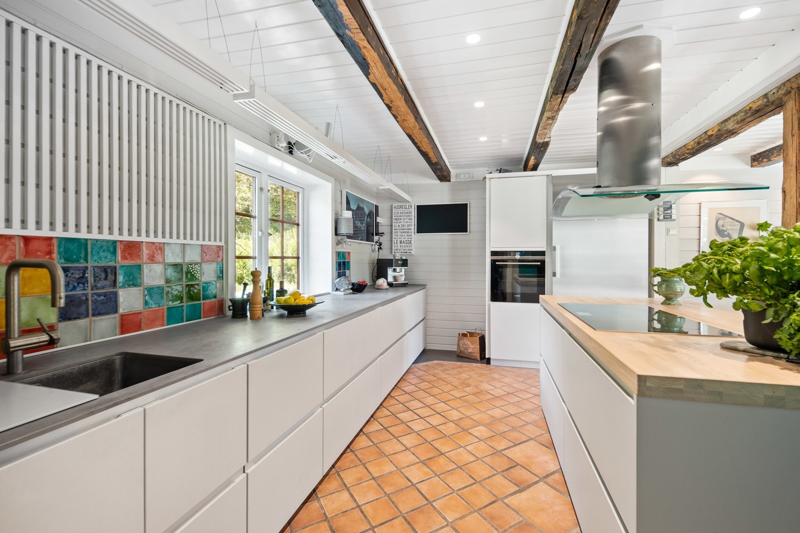 Det er god oppbevarings- og benkeplass i kjøkkenet og integrerte hvitevarer. Galleribilde