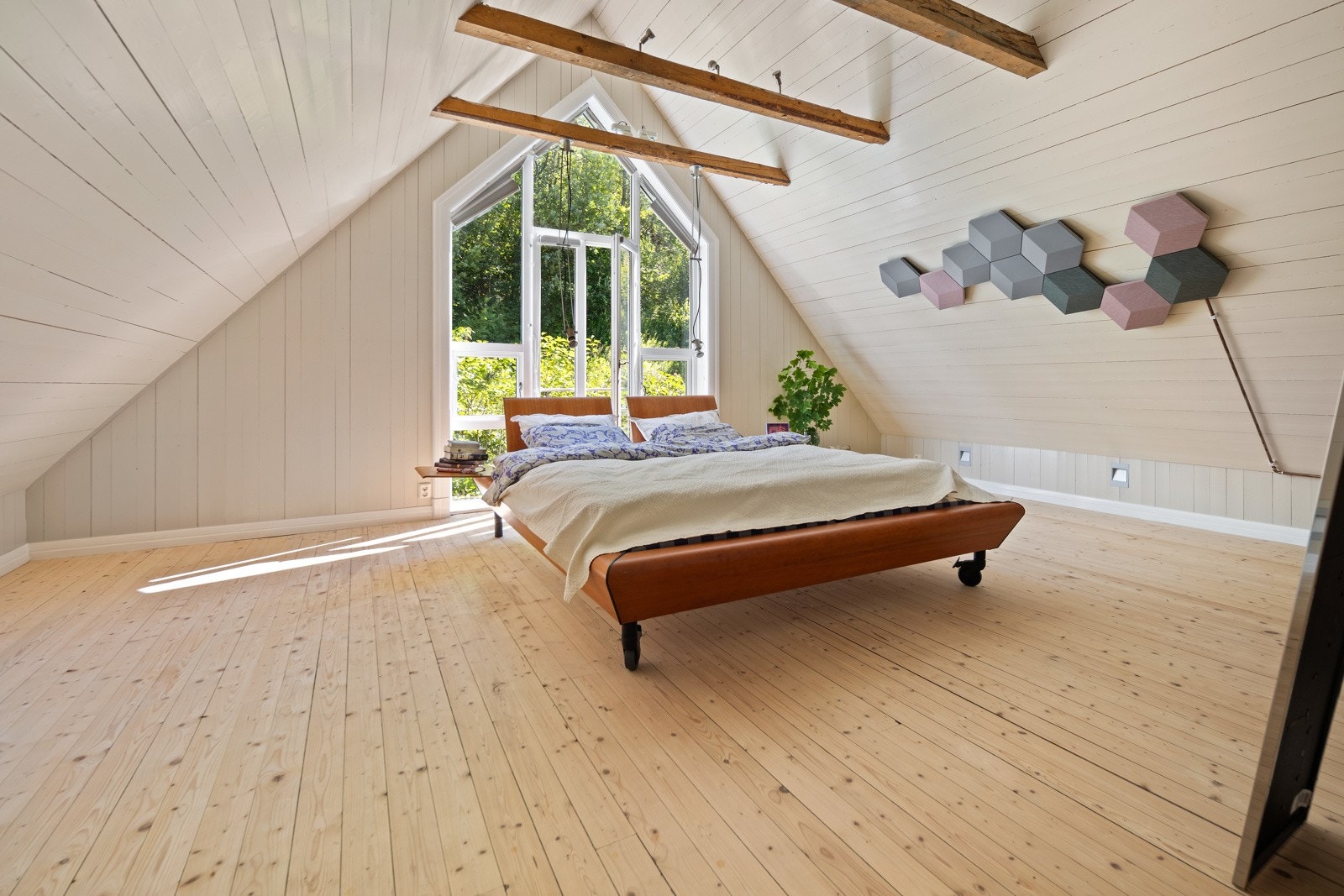 Soverommet i andre etasje er av god størrelse og har god plass til garderobeløsning. Rommet var tidligere to soverom. Galleribilde