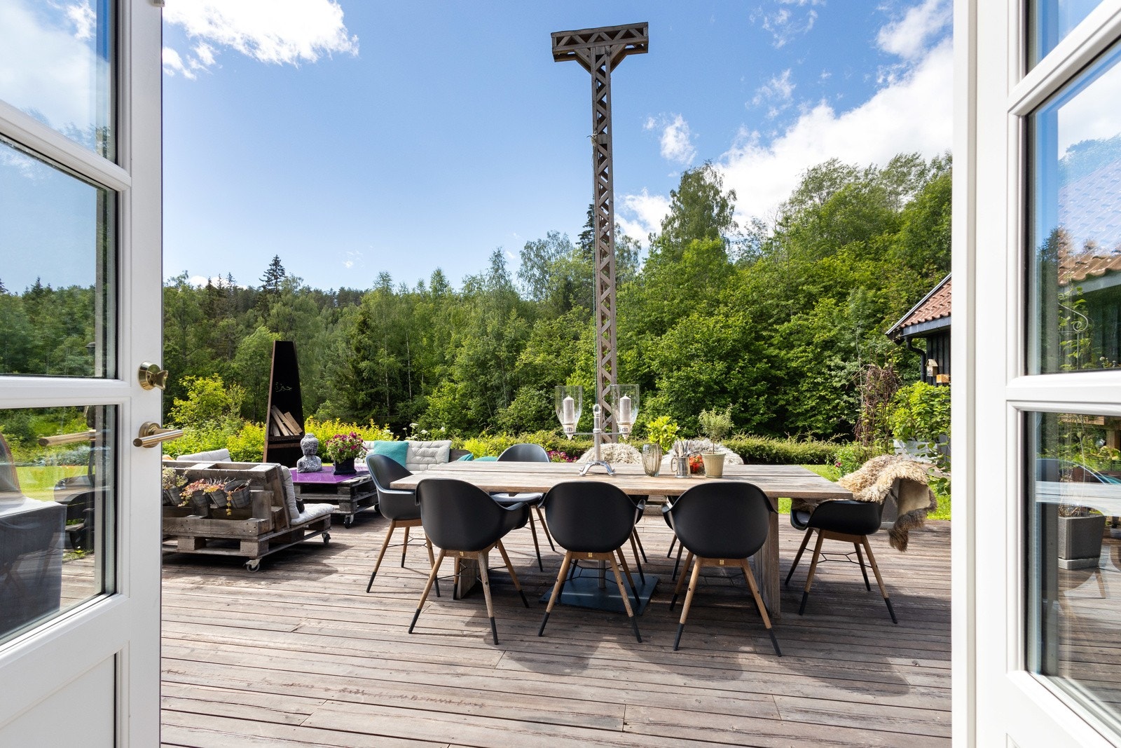 Fra annekset er det doble dører ut til terrassen. Galleribilde