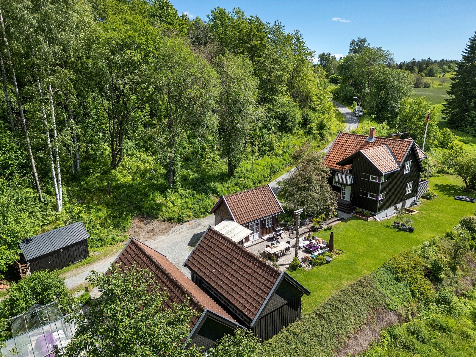 Idyllisk eiendom med usjenert og solrik beliggenhet, samtdig som det er sentralt med kort avstand til tog og Asker sentrum. Galleribilde