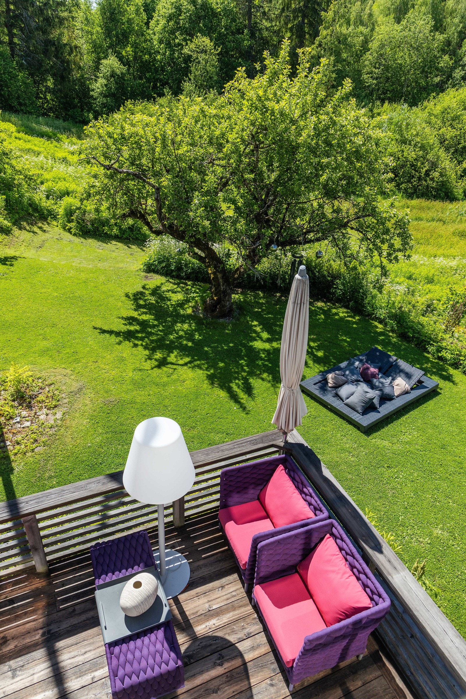 Fra stuen er det utgang til veranda med god plass til sittegrupper. Galleribilde