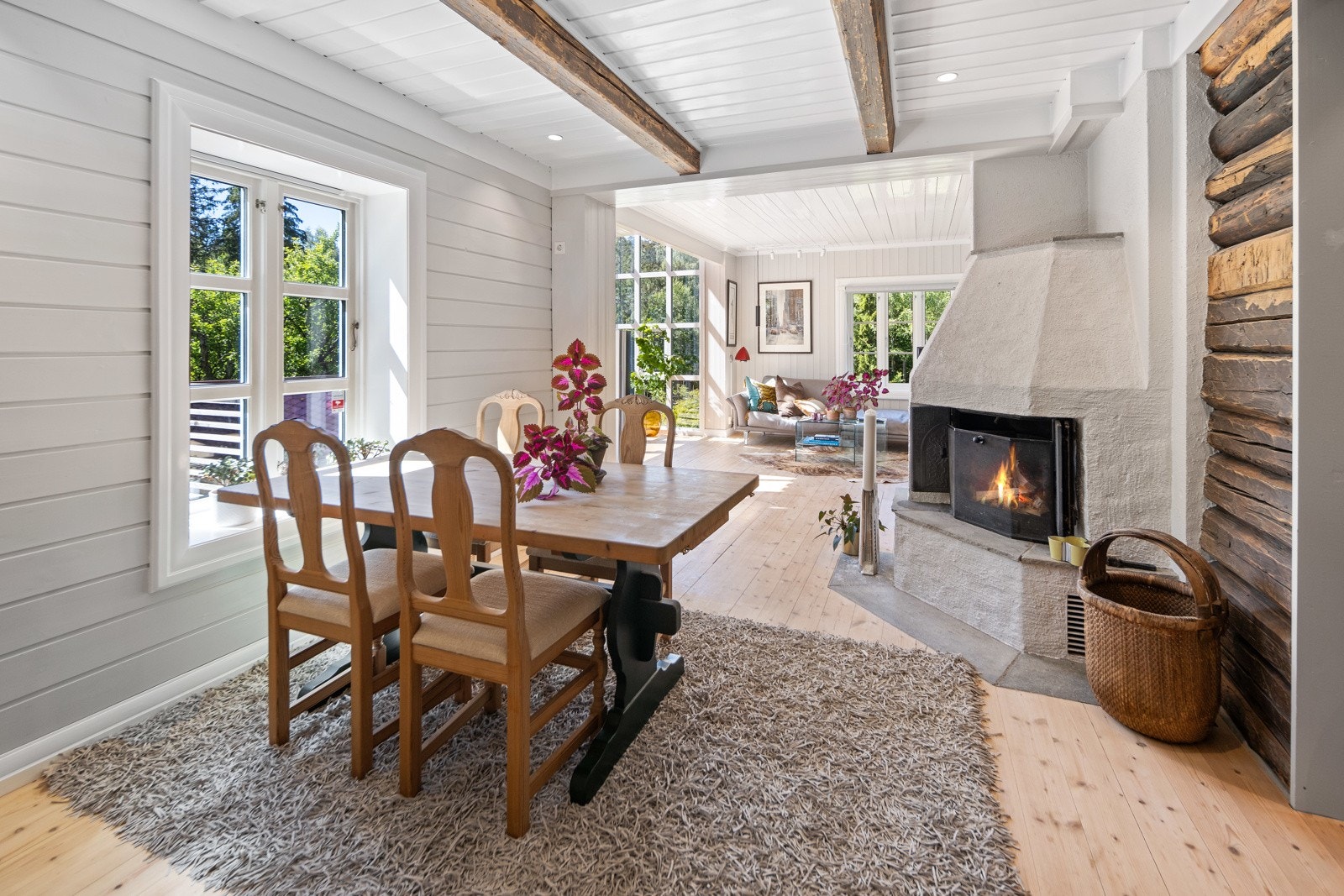 Stue, spisestue og kjøkken i åpen løsning som gir en luftig og sosial romfølelse. Galleribilde