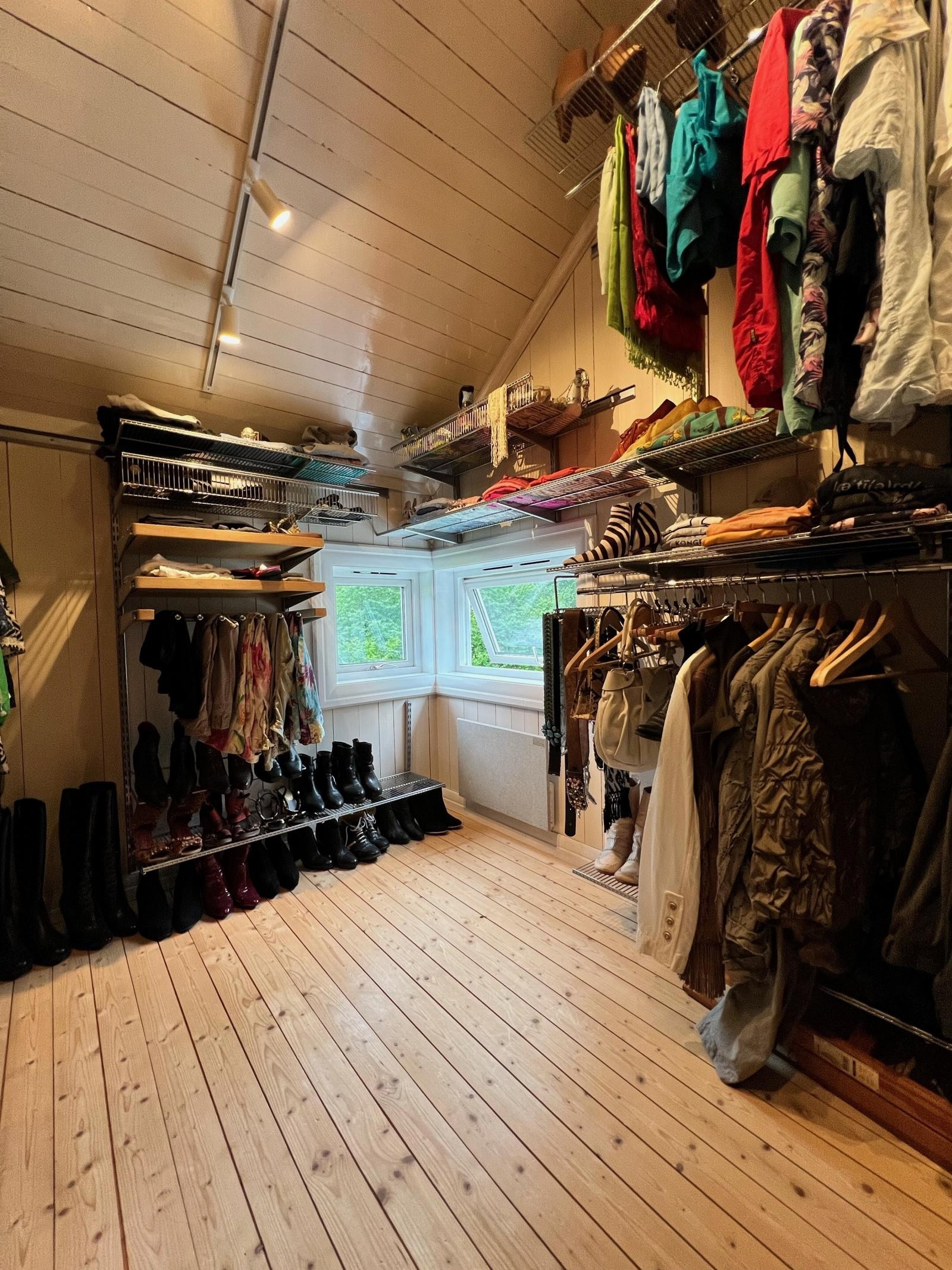 Privat bilde av walk-in garderobe. Kan også benyttes som soverom. Galleribilde