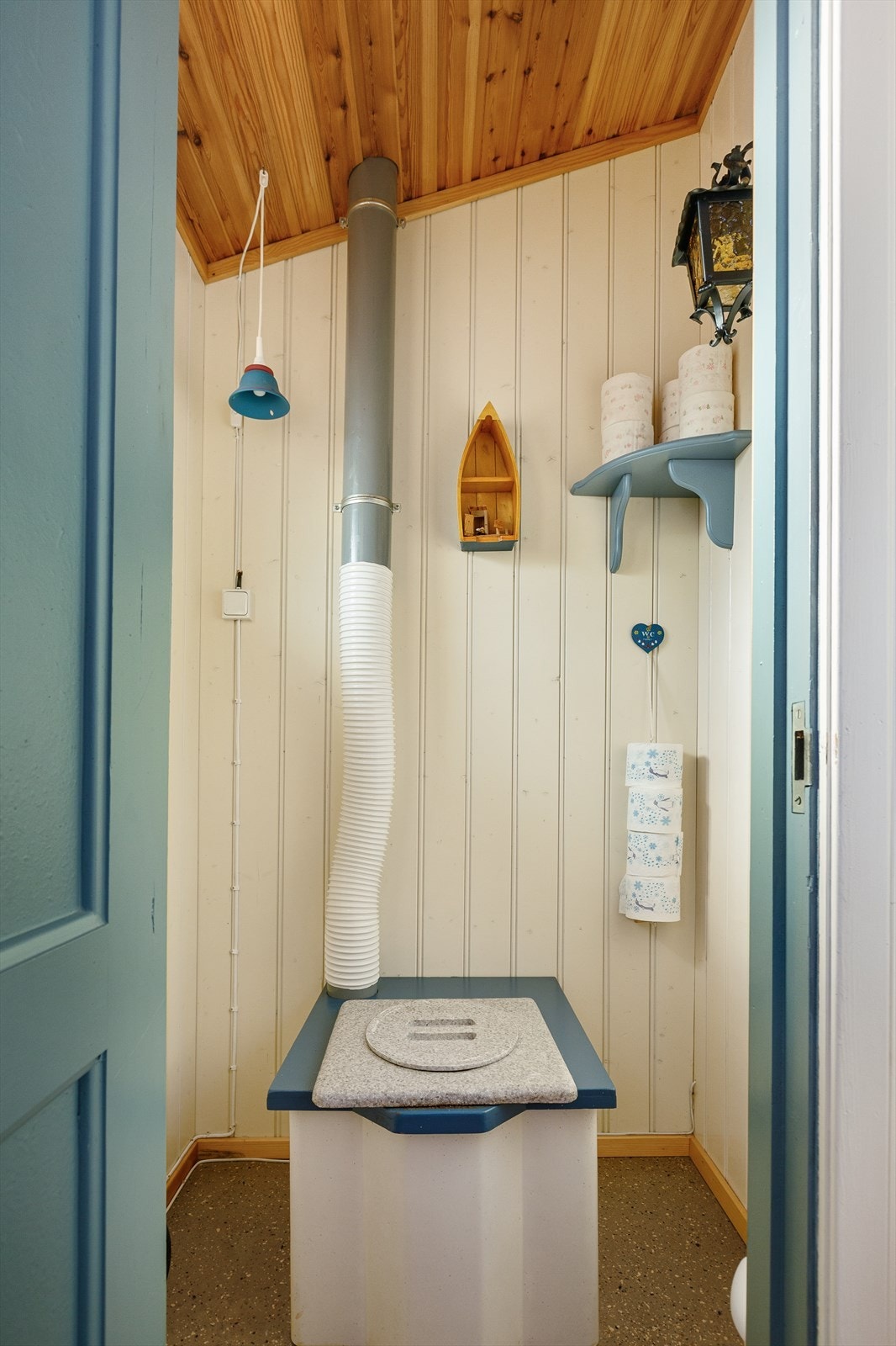 Til sist et toalettrom med biotoalett og utlufting med rør ut av bygget. Galleribilde