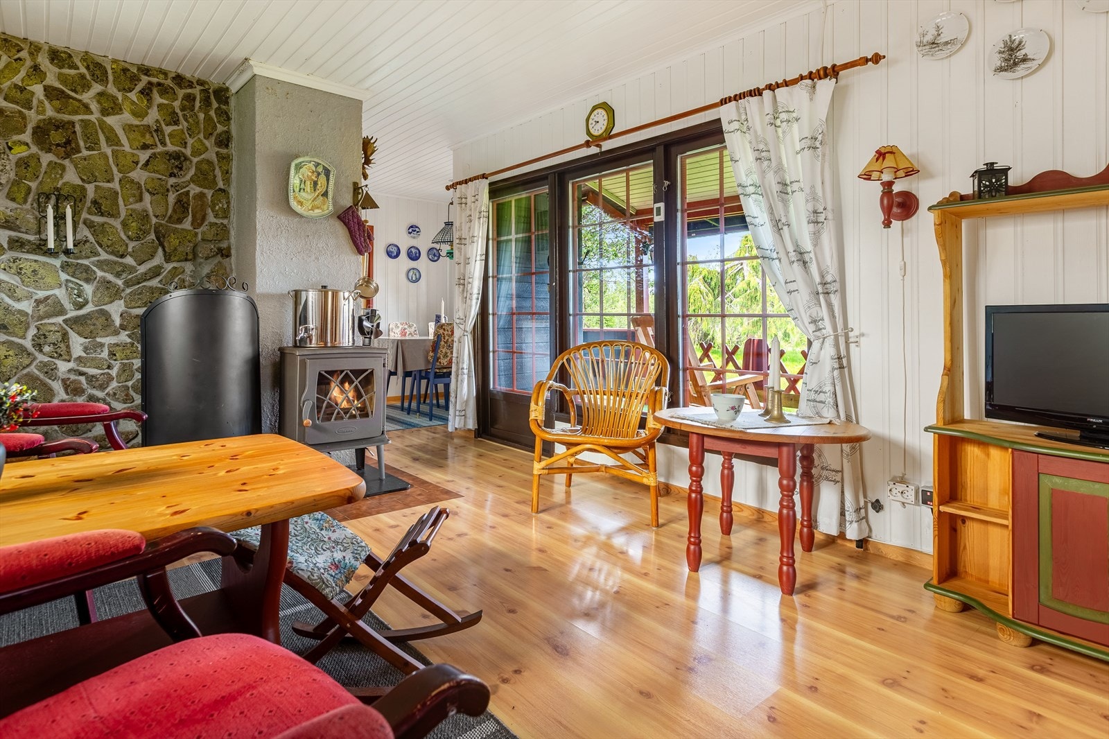 Fra stua er det utgang til delvis overbygd terrasse som gjør at familien kan samles til hyggelige stunder og gode måltider ute i det fri. Galleribilde