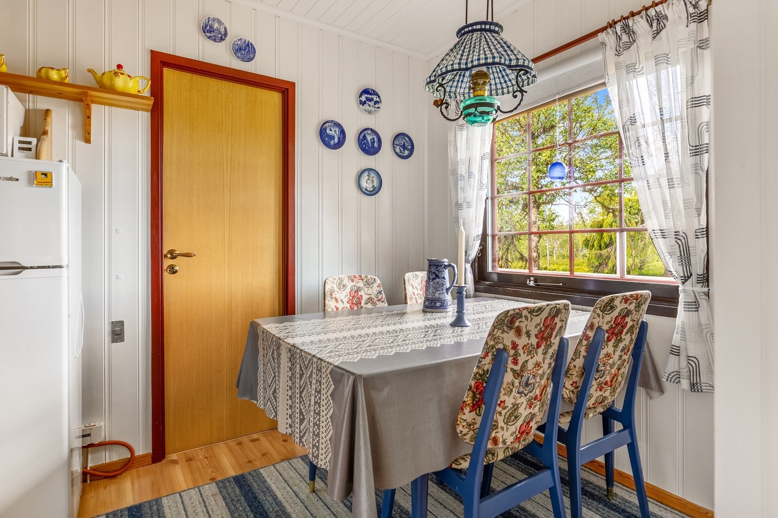 På kjøkkenet er det fin plass til en mindre spisegruppe hvor familien kan samles til frokost og planlegge dagens utflukt. Galleribilde