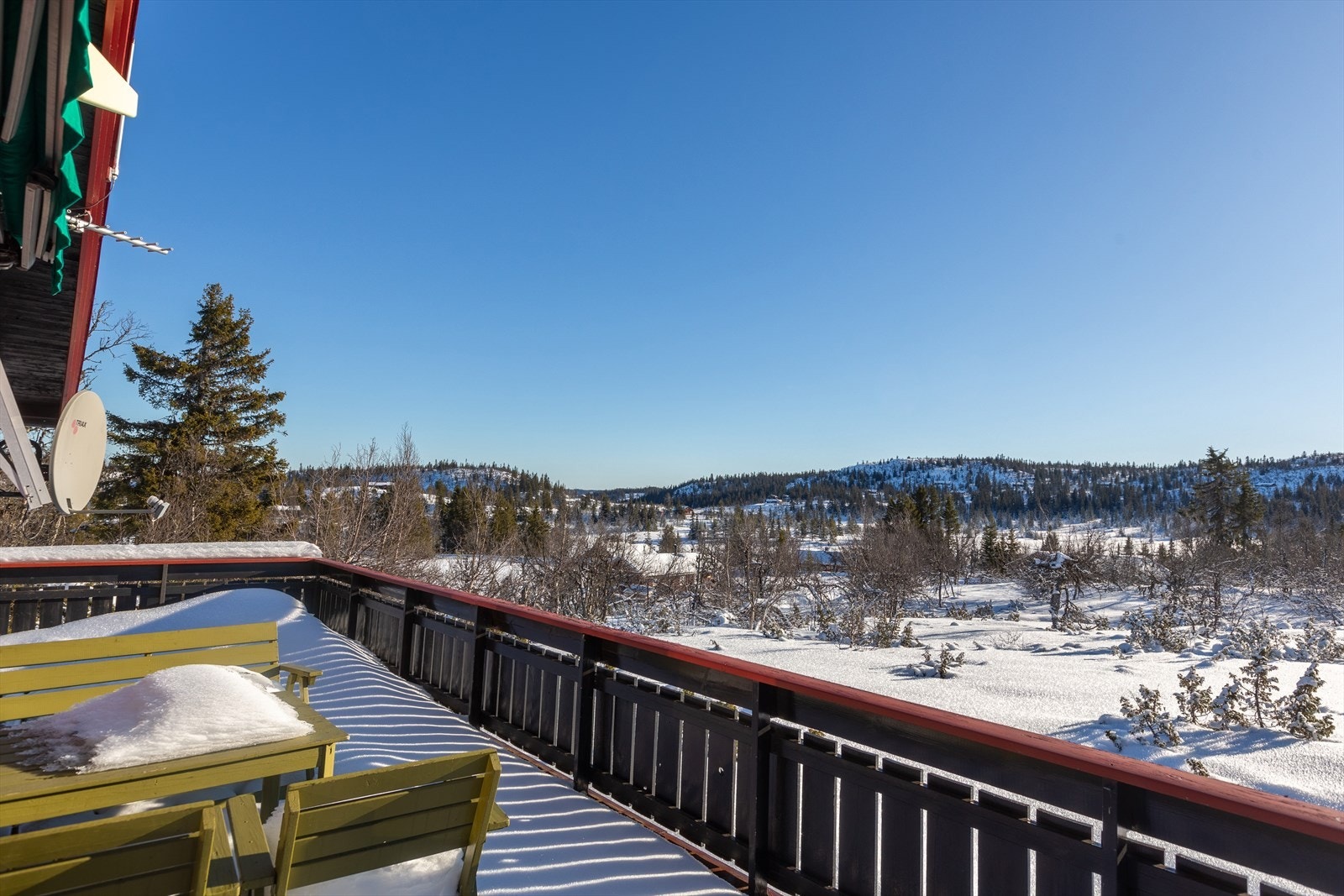 Eiendommen ligger solrikt og vestvendt til på Teinvassåsen, et populært hytteområde på fjellet mellom Hedalen og Nesbyen. Galleribilde