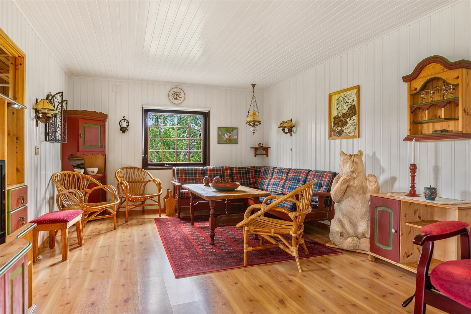 Inne i hytta er det lys og hyggelig stue med plass til flere sittegrupper. Galleribilde