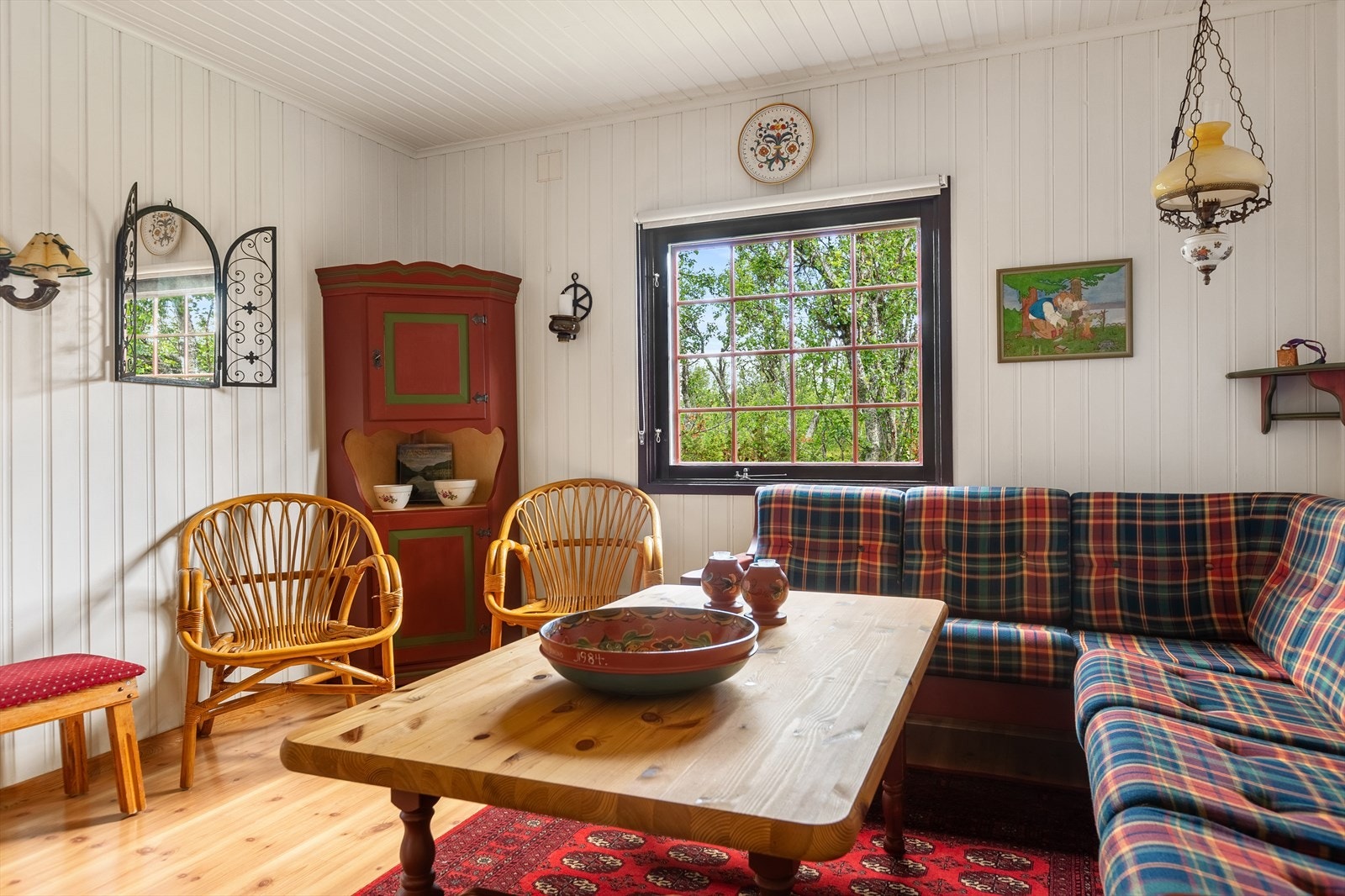 Sofakroken bærer preg av lunhet, og innbyr til avkobling og hyggelige stunder. Galleribilde