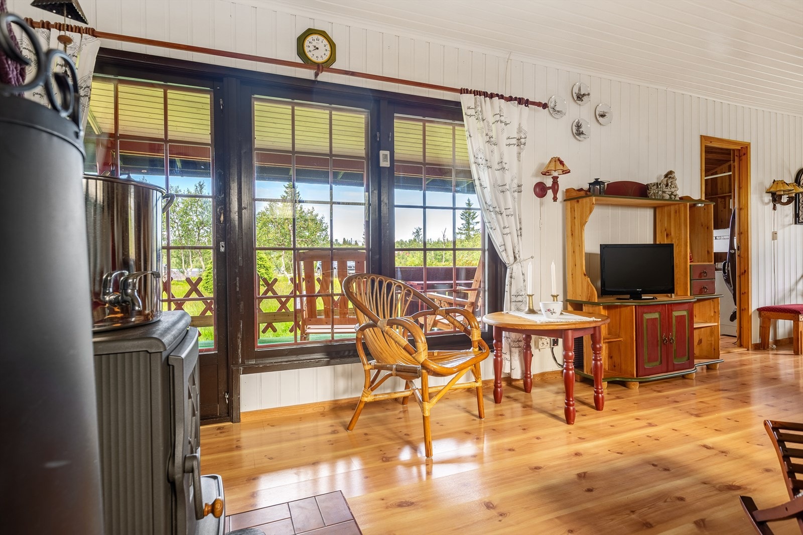 Her er det flere store vinduer som gir gode lysforhold og fint utsyn. Galleribilde