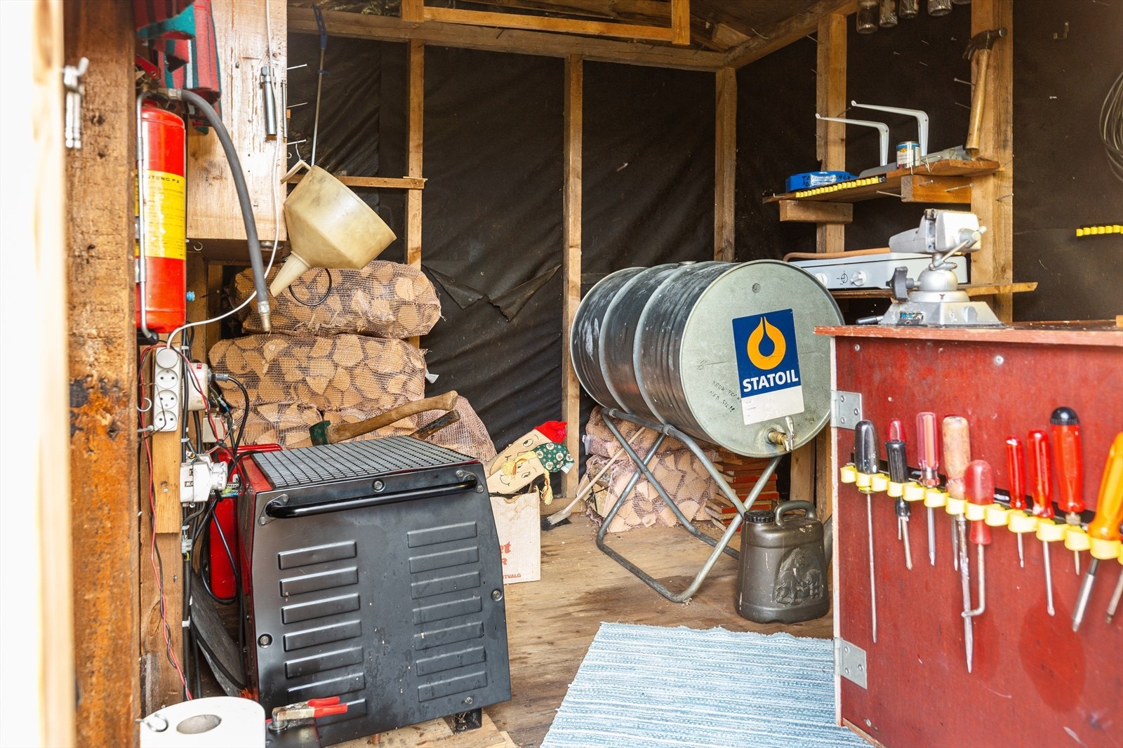 Aggregatet som er koblet til solcelleanlegget er plassert i den ene boden. Galleribilde