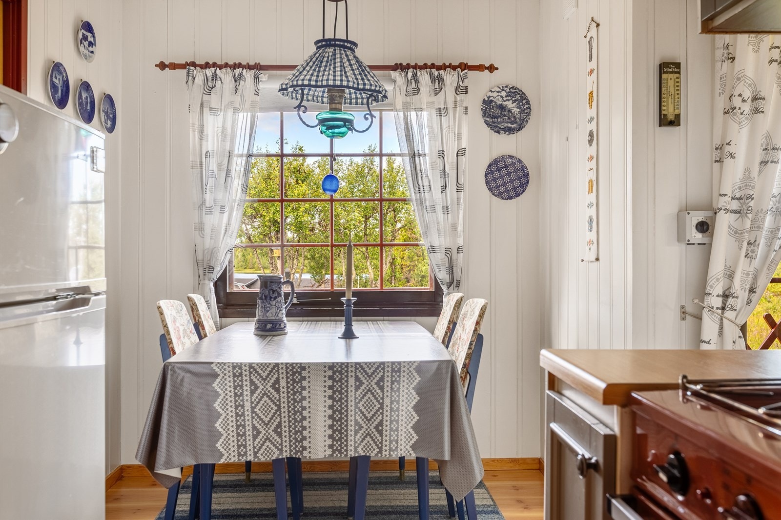 Kjøkkenet har også frittstående gasskomfyr og kjøleskap. Galleribilde