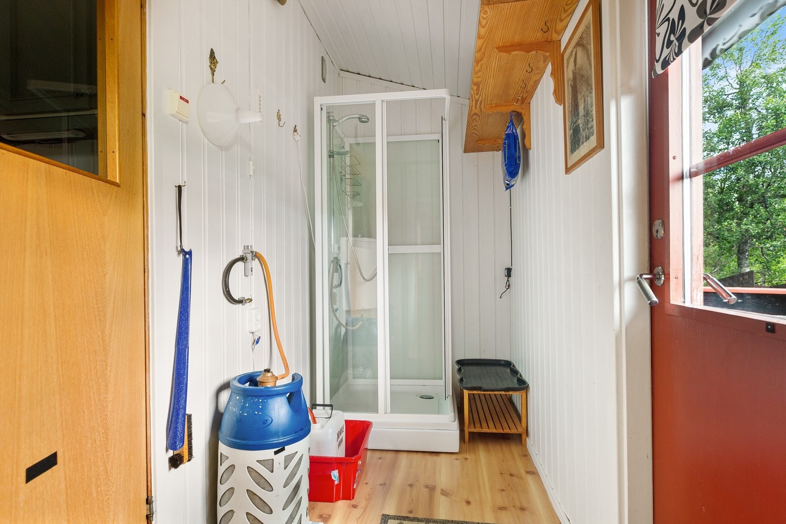 På baksiden av hytta finner en tre små rom på rad og rekke. Et rom med hyttedusj og 12v pumpe, og med utgang til terrasse på baksiden. Galleribilde