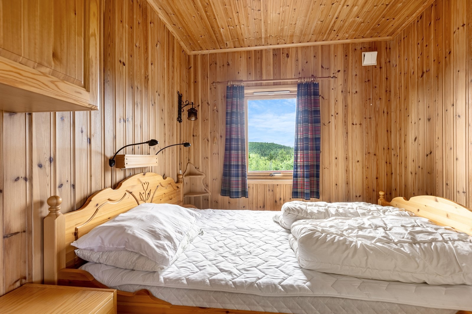 Hytta har to soverom av god størrelse, samt et ekstra rom innredet med sengeplasser. Et litt større soverom med plass til dobbeltseng. Galleribilde