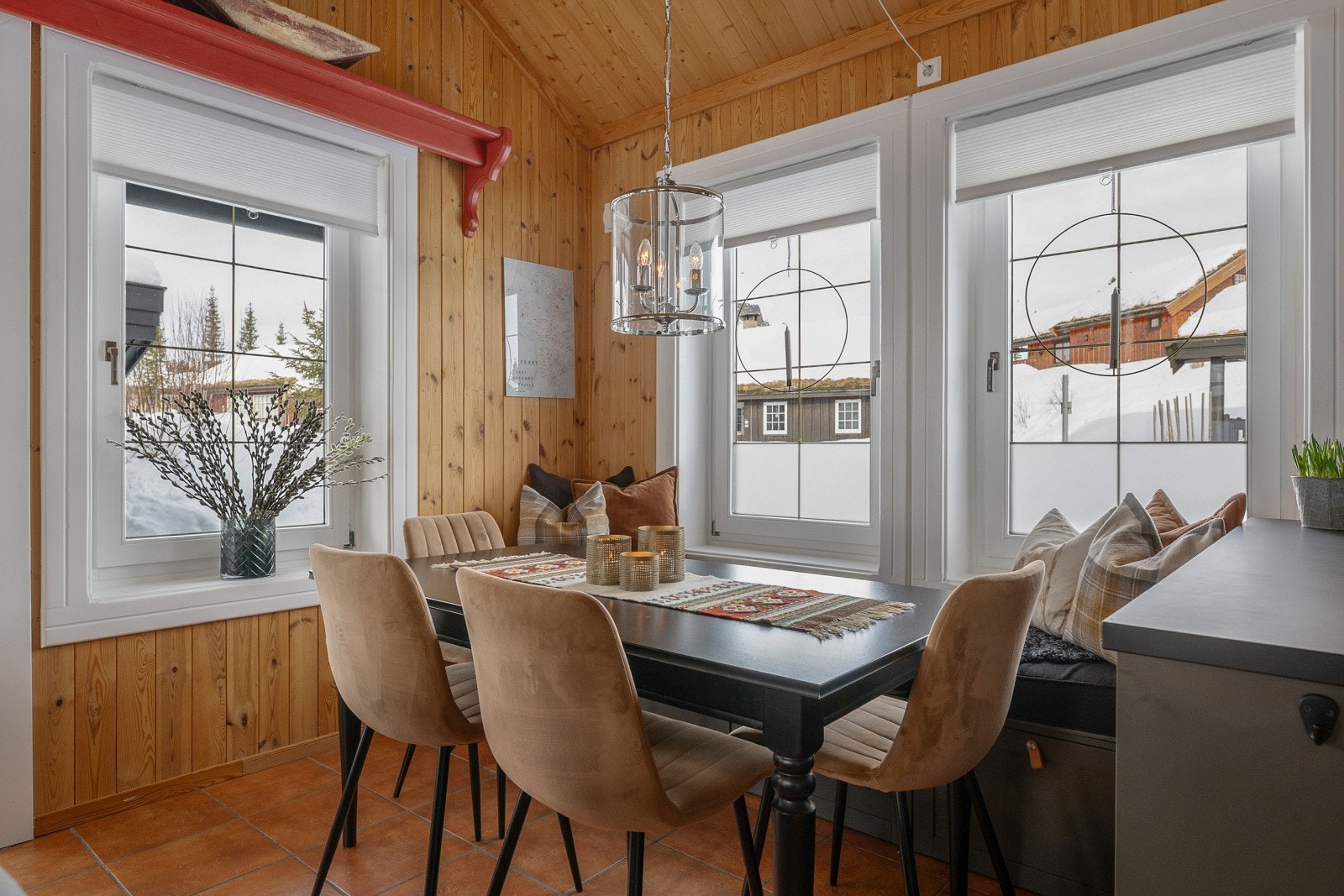 Ved spisebordet er det en plassbygd benk som brukes både som sittemøbel og ekstra lagerplass. Galleribilde