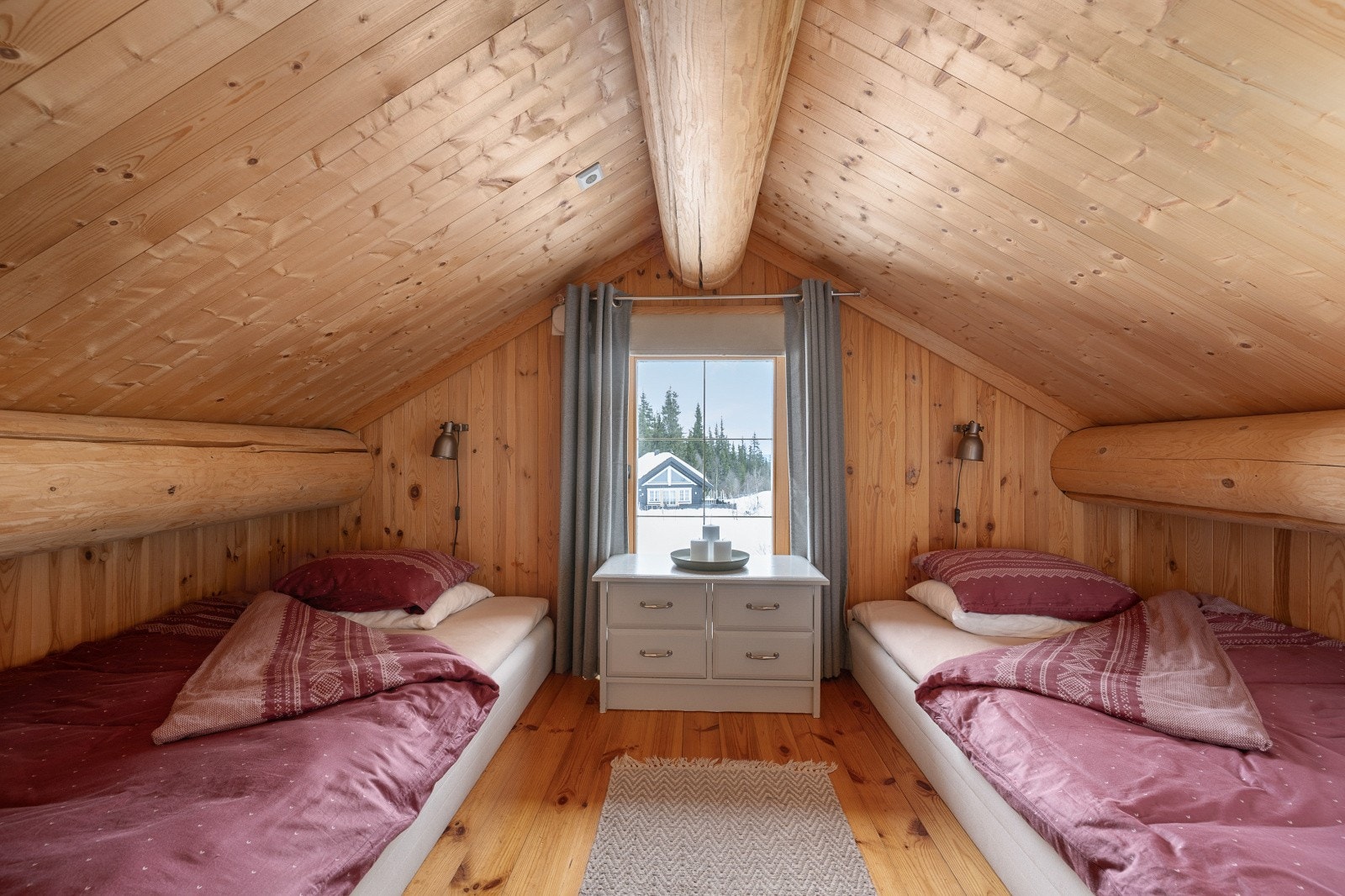 Vi gjør oppmerksom på at hemsen ikke har målbart areal grunnet takhøyde under 190 cm, og tilfredsstiller ikke krav til rom for varig opphold. Galleribilde