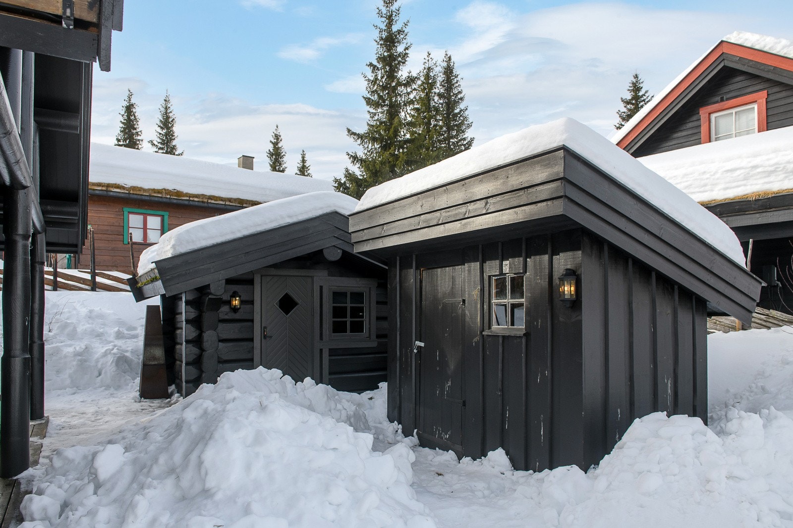 På tomten er det også satt opp et pent anneks i laftet tømmer og frittstående bod. Galleribilde