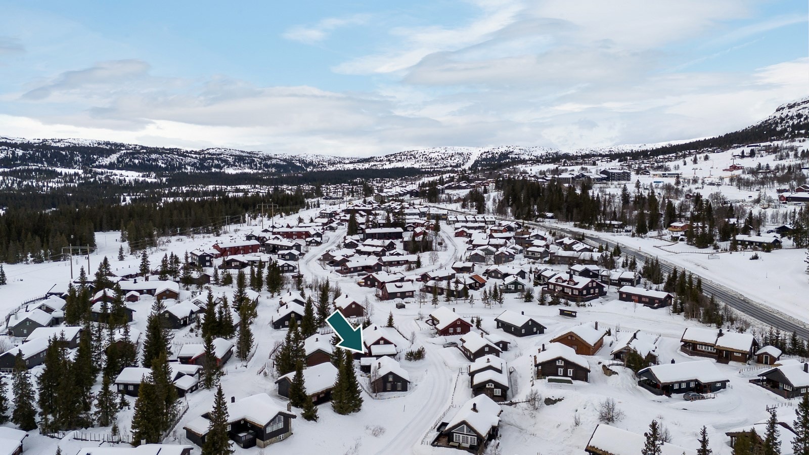 Hytta har en fin beliggenhet sentralt på Skeikampen med nærhet til dagligvareforretning, kafé, hoteller, ski/sykkelutleie mm. Galleribilde