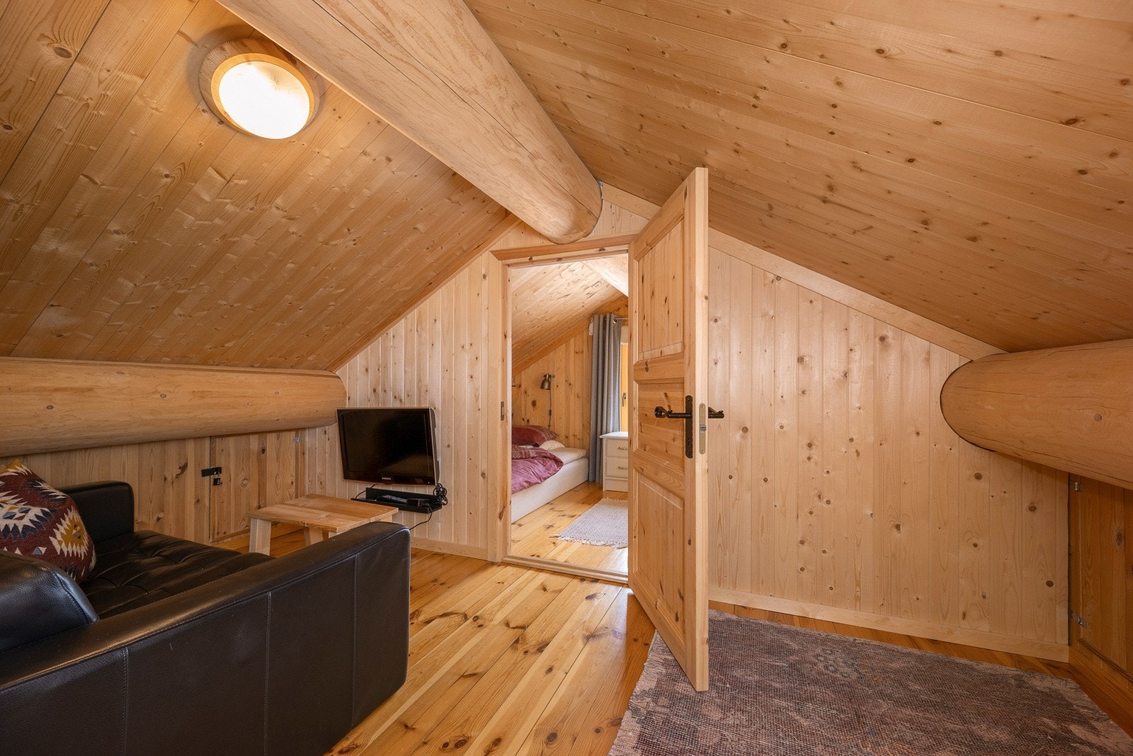 Hemsen praktisk inndelt i to rom som i dag benyttes som ekstra TV-stue og soverom. Galleribilde