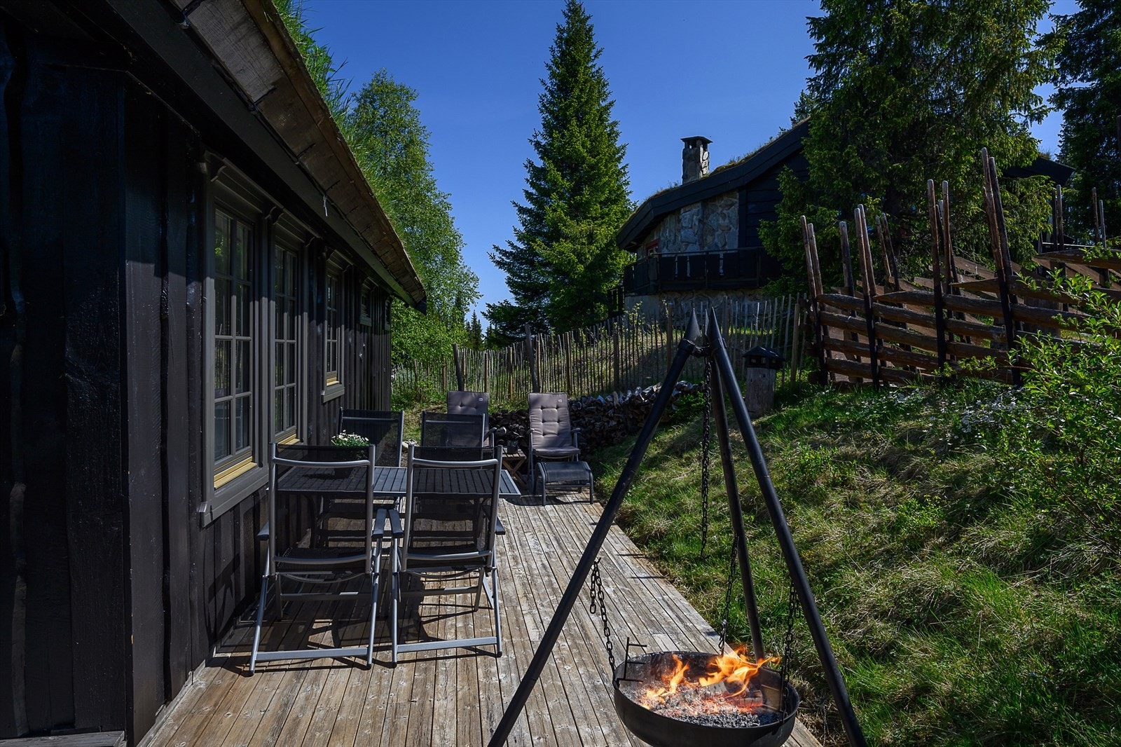 Terrasseplattingen med utgang fra stuen Galleribilde