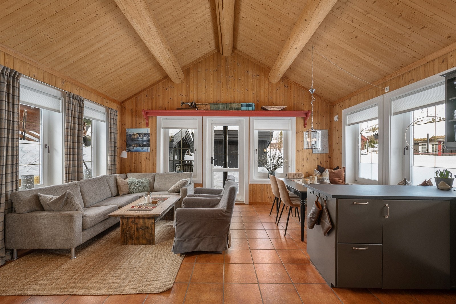 Stue og kjøkken består av et innbydende og luftig allrom som kan by på rikelig med vindusflater og en herlig takhøyde! Galleribilde