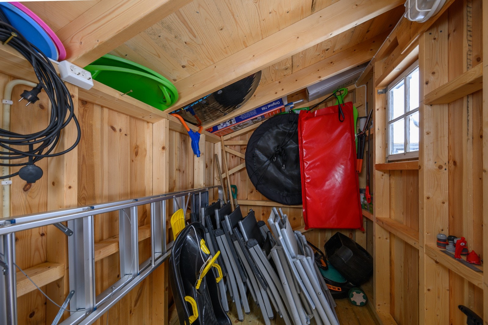 Frittstående utebod med god plass for lagring av ski og annet utstyr. Galleribilde