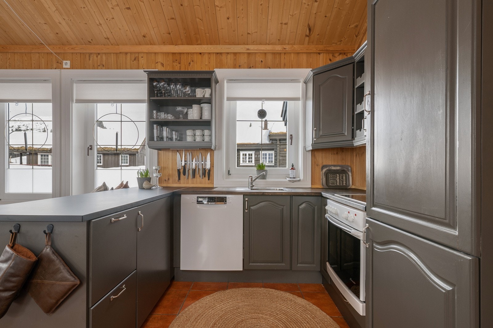 Her er det tilbygget en kjøkkenøy som både gir mer oppbevaring og benkeplass. Kjøkkenøyen kan også fungere godt som anretningsbord når storfamilien er samlet til middag! Galleribilde