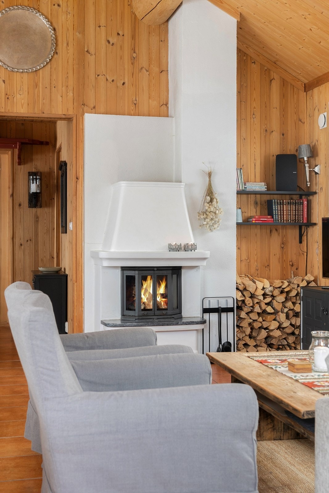 I tillegg til ildsted i stue, har boligen installert Futurehome og nye termostater til varmekabler i gang, stue og bad. Det ble i 2023 opprettet ekstern styring av systemet. Galleribilde