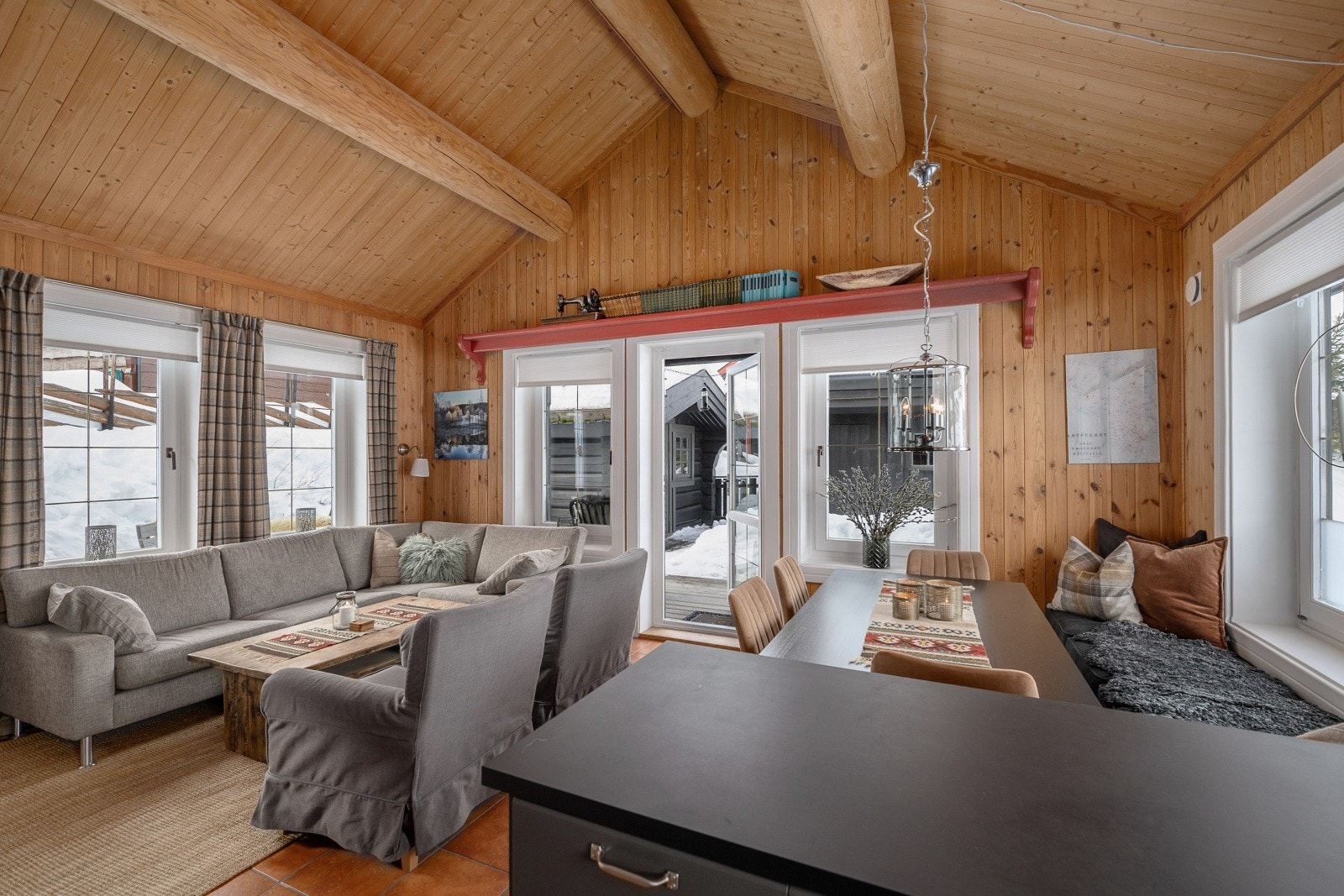 Rommet er designet for at familie og venner kan nyte sosiale stunder rundt spisebord og i sofakroken. Galleribilde