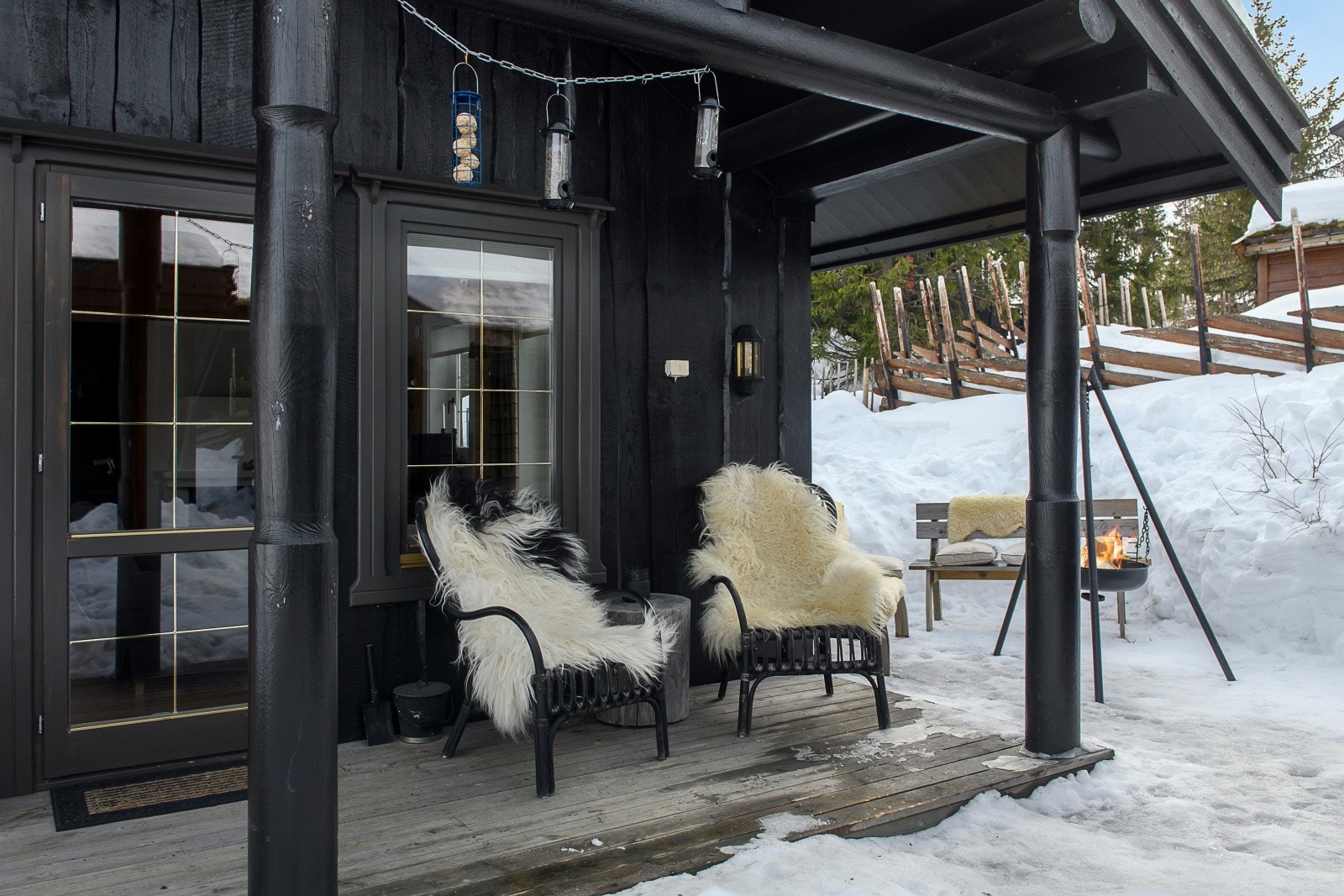 Skjermet terrasse på 30 kvm. Frittstående anneks og bod plassert i tunform på tomten. Galleribilde
