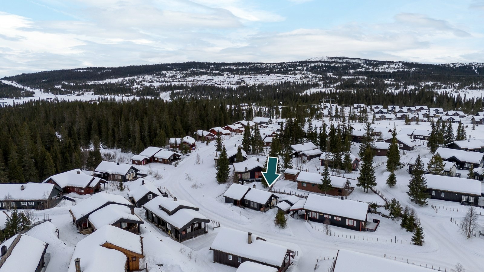 Med helårs vei sikrer det deg også god fremkommelighet uansett årstid. I tillegg finnes det gjesteparkering på fellesområdet som kan disponeres av hytteeierne og alle som er på besøk hos en hytteeier. Galleribilde